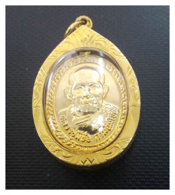 หลวงปู่มีชัย กามฉินโท เหรียญเหินฟ้า กรอบทองคำแท้เยาวราช ด้านหลังเหล็กไหล