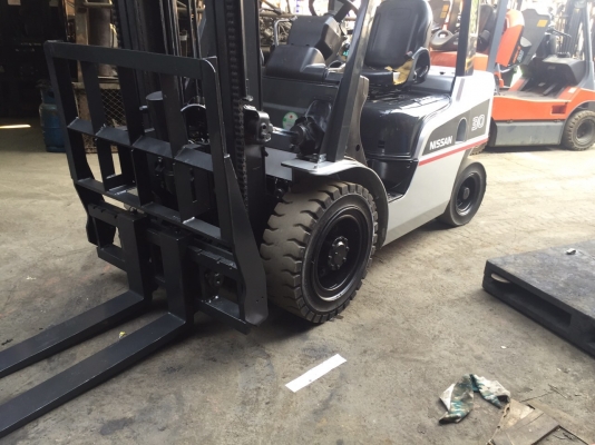 รถยกนิสสันรุ่นล่าสุด ยก 3 ตัน เสาสูง 4 เมตร งาเท เครื่องดีเซล เกียร์ธรรมดา  รถใช้งานมา 5400 ช.ม.