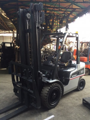 รถยกนิสสันรุ่นล่าสุด ยก 3 ตัน เสาสูง 4 เมตร งาเท เครื่องดีเซล เกียร์ธรรมดา  รถใช้งานมา 5400 ช.ม.