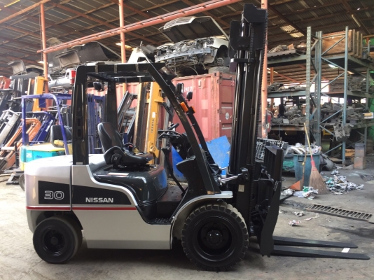 รถยกนิสสันรุ่นล่าสุด ยก 3 ตัน เสาสูง 4 เมตร งาเท เครื่องดีเซล เกียร์ธรรมดา  รถใช้งานมา 5400 ช.ม.