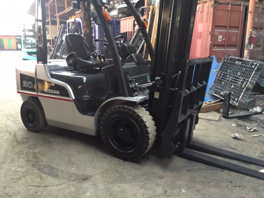 รถยกนิสสันรุ่นล่าสุด ยก 3 ตัน เสาสูง 4 เมตร งาเท เครื่องดีเซล เกียร์ธรรมดา  รถใช้งานมา 5400 ช.ม.