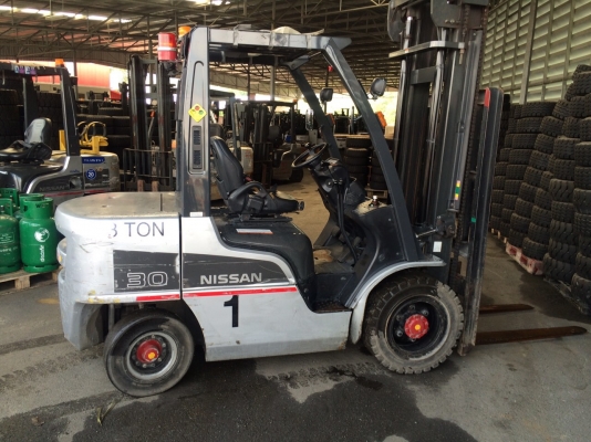 รถยกนิสสันรุ่นล่าสุด ยก 3 ตัน เสาสูง 4 เมตร เครื่องดีเซล เกียร์ธรรมดา  รถใช้งานมา 6000 ช.ม.