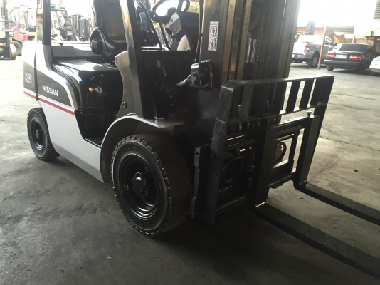 รถยกนิสสันรุ่นรองล่าสุด น้ำหนัก 2.5 ตัน เสาสูง 4.50 เมตร แผงงาสไลด์ เครื่องดีเซล เกียร์ออโต้