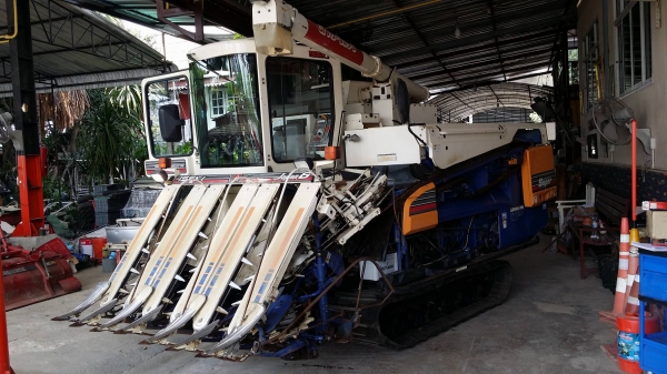 รถเกี่ยวข้าวพร้อมนวดข้าวในตัว แบบนั่งขับ เก่าญี่ปุ่น ISEKI  รุ่น Japan 6 Super (02) สภาพสวย ตู้แอร์ มีวิทยุ มีที่ปัดน้ำฝน