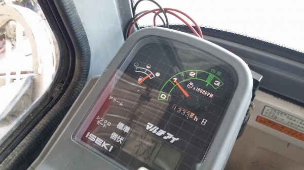 รถเกี่ยวข้าวพร้อมนวดข้าวในตัว แบบนั่งขับ เก่าญี่ปุ่น ISEKI  รุ่น Japan 6 Super (02) สภาพสวย ตู้แอร์ มีวิทยุ มีที่ปัดน้ำฝน