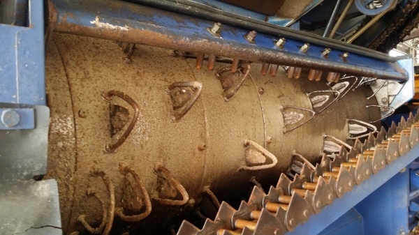 รถเกี่ยวข้าวพร้อมนวดข้าวในตัว แบบนั่งขับ เก่าญี่ปุ่น ISEKI  รุ่น Japan 6 Super (02) สภาพสวย ตู้แอร์ มีวิทยุ มีที่ปัดน้ำฝน