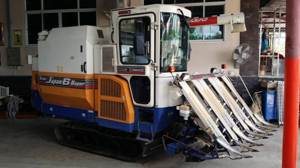 รถเกี่ยวข้าวพร้อมนวดข้าวในตัว แบบนั่งขับ เก่าญี่ปุ่น ISEKI  รุ่น Japan 6 Super (02) สภาพสวย ตู้แอร์ มีวิทยุ มีที่ปัดน้ำฝน