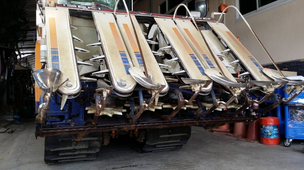 รถเกี่ยวข้าวพร้อมนวดข้าวในตัว แบบนั่งขับ เก่าญี่ปุ่น ISEKI  รุ่น Japan 6 Super (02) สภาพสวย ตู้แอร์ มีวิทยุ มีที่ปัดน้ำฝน