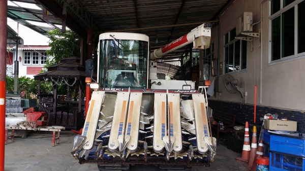 รถเกี่ยวข้าวพร้อมนวดข้าวในตัว แบบนั่งขับ เก่าญี่ปุ่น ISEKI  รุ่น Japan 6 Super (02) สภาพสวย ตู้แอร์ มีวิทยุ มีที่ปัดน้ำฝน