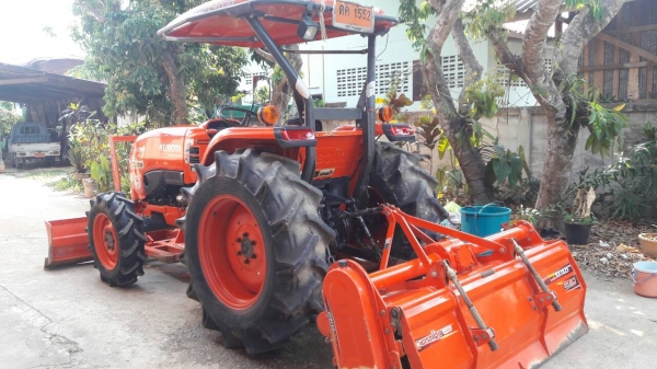 ขายรถไถ KUBOTA L4708 สภาพดีเดิมๆพร้อมใช้งาน อุปกรณ์ครบ 3 ชิ้นมีพร้อมดันหน้า ผานพรวนและ โรตารี่
