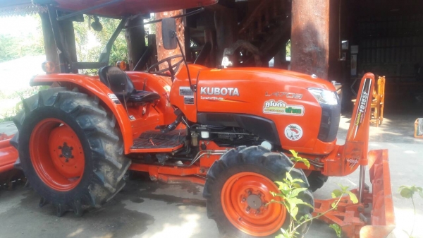 ขายรถไถ KUBOTA L4708 สภาพดีเดิมๆพร้อมใช้งาน อุปกรณ์ครบ 3 ชิ้นมีพร้อมดันหน้า ผานพรวนและ โรตารี่