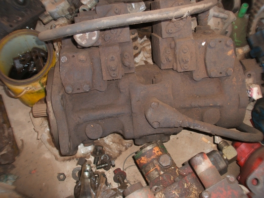 ขายปั้มไฮดรอลิกรถเกี่่ยวข้าว และตัวเดินแม็คโคร PC120-3 และอะไหล่แม็คโคร หลายรายการ หลายรุ่น