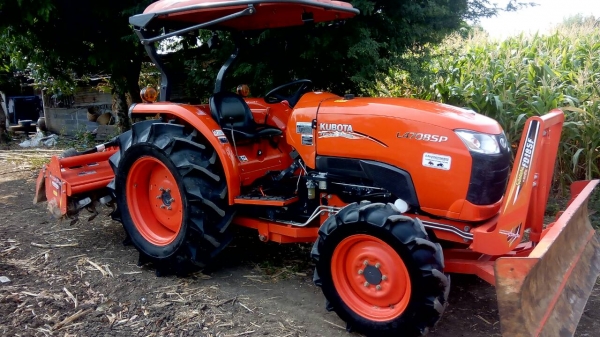 KUBOTA  L 4708 SP (4WD)  2 เพลา   สภาพใหม่สวยๆ   ชั่วโมงใช้   งานน้อย  สีเดิมทั้งคัน  พร้อมชุดใบมีดดันหน้า    โรตารี่