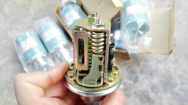 ** เหลือ 2 ตัว!! ** เพรสเชอร์คอนโทรล (PRESSURE CONTROLS) UEDA SEISAKUSHO Made in Japan ของใหม่ 100\% นอนกล่อง!!