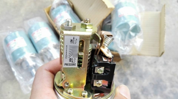 ** เหลือ 2 ตัว!! ** เพรสเชอร์คอนโทรล (PRESSURE CONTROLS) UEDA SEISAKUSHO Made in Japan ของใหม่ 100\% นอนกล่อง!!