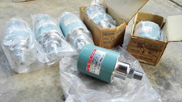 ** เหลือ 2 ตัว!! ** เพรสเชอร์คอนโทรล (PRESSURE CONTROLS) UEDA SEISAKUSHO Made in Japan ของใหม่ 100\% นอนกล่อง!!