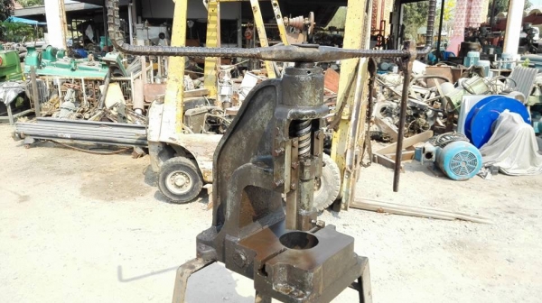 ** ยกแล้วครับ!! ** ปั้มคอม้า ปั้มคาราบาว เบอร์ 1 สภาพเดิมๆไม่ทำสี ไม่มีช้ำ หน้าโต้ะสวยเฟืองคมกลไกยังดีหมุนนิ่มพร้อมใช้งาน!!