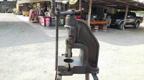 ** ยกแล้วครับ!! ** ปั้มคอม้า ปั้มคาราบาว เบอร์ 1 สภาพเดิมๆไม่ทำสี ไม่มีช้ำ หน้าโต้ะสวยเฟืองคมกลไกยังดีหมุนนิ่มพร้อมใช้งาน!!