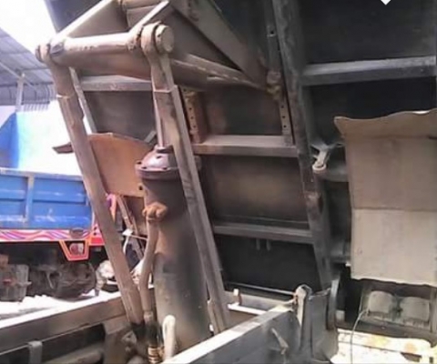 HINO FD 195 HP HO6C Turbo หกล้อดั๊มพ์ กระบะดั๊มพ์เหล็ก 6 ตันความยาว 3.60 เมตรสภาพดีมากครับพร้อมบรรทุกพร้อมใช้งานได้เลย เครื่องยนต์แรงดีสุดๆไม่มีเยิ้ม หัวเก๋งเดิมๆภายในเก๋งคอนโซลสวยครบ พวงมาลัยเพาเวอร์ ระบบเบรคทริ๊ปฟี้ครบพร้อม ช่วงล่างใหญ่แน่นดี ยาง 8.35 ข