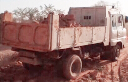 HINO FD 195 HP HO6C Turbo หกล้อดั๊มพ์ กระบะดั๊มพ์เหล็ก 6 ตันความยาว 3.60 เมตรสภาพดีมากครับพร้อมบรรทุกพร้อมใช้งานได้เลย เครื่องยนต์แรงดีสุดๆไม่มีเยิ้ม หัวเก๋งเดิมๆภายในเก๋งคอนโซลสวยครบ พวงมาลัยเพาเวอร์ ระบบเบรคทริ๊ปฟี้ครบพร้อม ช่วงล่างใหญ่แน่นดี ยาง 8.35 ข