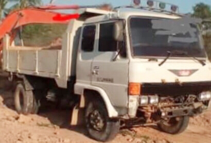 HINO FD 195 HP HO6C Turbo หกล้อดั๊มพ์ กระบะดั๊มพ์เหล็ก 6 ตันความยาว 3.60 เมตรสภาพดีมากครับพร้อมบรรทุกพร้อมใช้งานได้เลย เครื่องยนต์แรงดีสุดๆไม่มีเยิ้ม หัวเก๋งเดิมๆภายในเก๋งคอนโซลสวยครบ พวงมาลัยเพาเวอร์ ระบบเบรคทริ๊ปฟี้ครบพร้อม ช่วงล่างใหญ่แน่นดี ยาง 8.35 ข