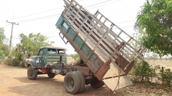 ขาย 6 ล้อดั้ม หัวยาว ไม่มีทะเบียน เครื่อง EH100 150 แรงม้า คัสซีสวย เฟืองท้ายใหญ่ สโลว์กลาง