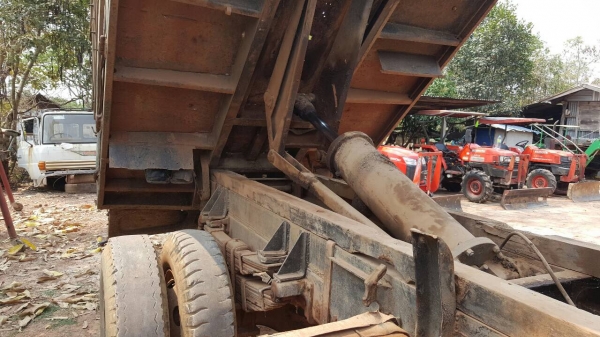 ขาย 6 ล้อดั้ม หัวยาว ไม่มีทะเบียน เครื่อง EH100 150 แรงม้า คัสซีสวย เฟืองท้ายใหญ่ มีสโลว์กลาง