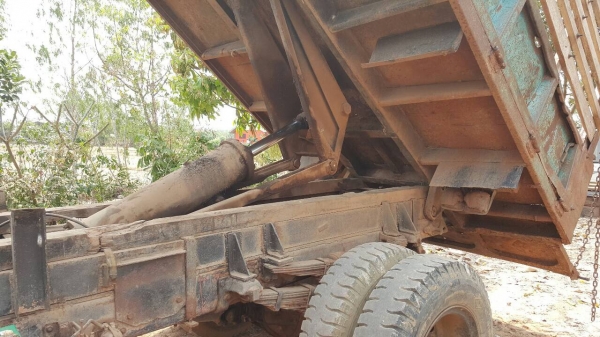 ขาย 6 ล้อดั้ม หัวยาว ไม่มีทะเบียน เครื่อง EH100 150 แรงม้า คัสซีสวย เฟืองท้ายใหญ่ มีสโลว์กลาง