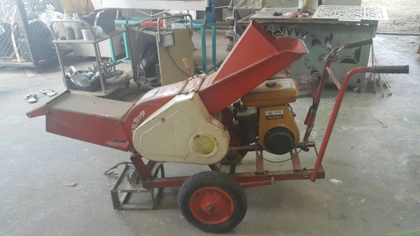 เครื่องบดสับย่อยกิ่งไม้และเศษวัสดุอื่นๆได้ แบบใช้เครื่องยนต์ขนาด 5 แรงม้า ทั้งชุดมาจากญี่ปุ่น เป็นล้อเข็นไปทำงานที่ต่างๆสะดวก