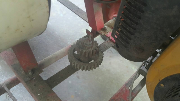 เครื่องบดสับย่อยกิ่งไม้และเศษวัสดุอื่นๆได้ แบบใช้เครื่องยนต์ขนาด 5 แรงม้า ทั้งชุดมาจากญี่ปุ่น เป็นล้อเข็นไปทำงานที่ต่างๆสะดวก