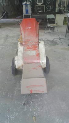 เครื่องบดสับย่อยกิ่งไม้และเศษวัสดุอื่นๆได้ แบบใช้เครื่องยนต์ขนาด 5 แรงม้า ทั้งชุดมาจากญี่ปุ่น เป็นล้อเข็นไปทำงานที่ต่างๆสะดวก