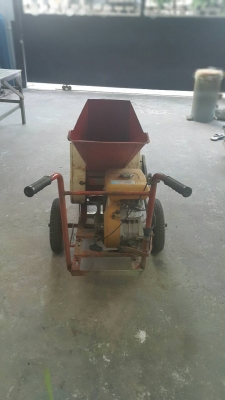 เครื่องบดสับย่อยกิ่งไม้และเศษวัสดุอื่นๆได้ แบบใช้เครื่องยนต์ขนาด 5 แรงม้า ทั้งชุดมาจากญี่ปุ่น เป็นล้อเข็นไปทำงานที่ต่างๆสะดวก