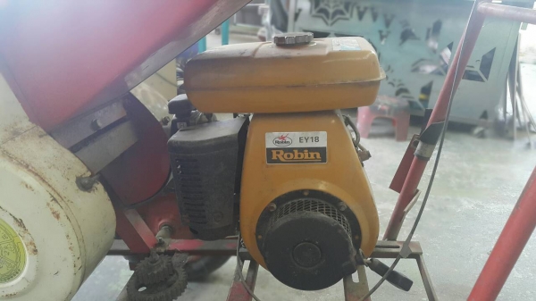 เครื่องบดสับย่อยกิ่งไม้และเศษวัสดุอื่นๆได้ แบบใช้เครื่องยนต์ขนาด 5 แรงม้า ทั้งชุดมาจากญี่ปุ่น เป็นล้อเข็นไปทำงานที่ต่างๆสะดวก