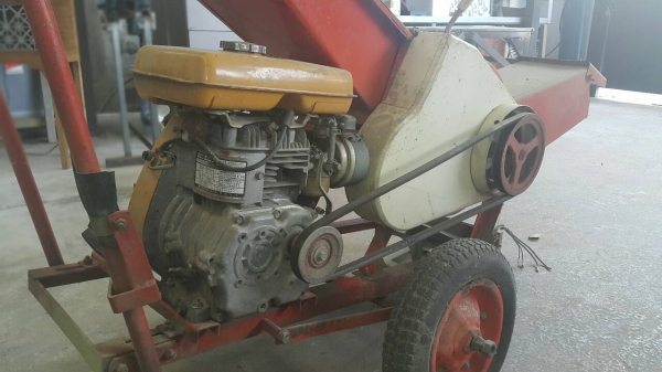 เครื่องบดสับย่อยกิ่งไม้และเศษวัสดุอื่นๆได้ แบบใช้เครื่องยนต์ขนาด 5 แรงม้า ทั้งชุดมาจากญี่ปุ่น เป็นล้อเข็นไปทำงานที่ต่างๆสะดวก