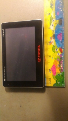 อุปกรณ์แผนที่นำทาง NAVIGATION ติดมากับรถโตโยต้า ตัวเครื่องของ KAMAZ  ใช้ระบบสัมผัสหน้าจอ มีปากมากับตัวเครื่อง