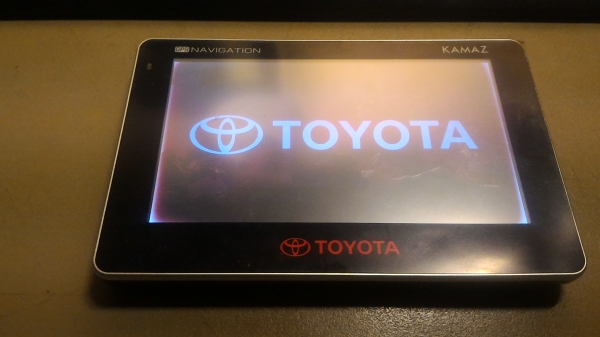 อุปกรณ์แผนที่นำทาง NAVIGATION ติดมากับรถโตโยต้า ตัวเครื่องของ KAMAZ  ใช้ระบบสัมผัสหน้าจอ มีปากมากับตัวเครื่อง