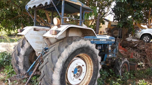 **400,000 บ.ต่อรอง/// รถไถ FORD 6610 เสื้อลาย ตัวเต็ม เพลาเดียว เครื่อง/เกียร์/ปั้ม เดิม แน่น แรงดี ยางดี4เส้น พร้อมดันหน้า+ผาน3และผาน4 SPT สงวนพงษ์ฯ บอดี้ครบ สีสันเดิมบาง เครื่องฟิตใหม่ไม่นาน รถจอดสัญญาซื้อขาย ขายตามสภาพ **ขาย FORD 6610 รถไถ1เพลา เสื้อลา **400,000 บ.ต่อรอง/// รถไถ FORD 6610 เสื้อลาย ตัวเต็ม เพลาเดียว เครื่อง/เกียร์/ปั้ม เดิม แน่น แรงดี ยางดี4เส้น พร้อมดันหน้า+ผาน3และผาน4 SPT สงวนพงษ์ฯ บอดี้ครบ สีสันเดิมบาง เครื่องฟิตใหม่ไม่นาน รถจอดสัญญาซื้อขาย ขายตามสภาพ **ขาย FORD 6610 รถไถ1เพลา เสื้อลา