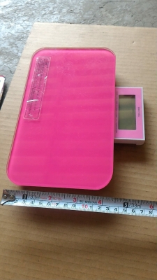 เครื่องชั่งน้ำหนักดิจิตอล DRETEC รับน้ำหนักได้ถึง 150 กก. ความละเอียด 100 กรัม หน้าจอแสดงผลจะเลื่อนเข้า - ออกเอง วัสดุเป็นกระจกแบบทนแรงกดได้สูง สีสดใสสวยงาม