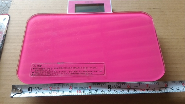 เครื่องชั่งน้ำหนักดิจิตอล DRETEC รับน้ำหนักได้ถึง 150 กก. ความละเอียด 100 กรัม หน้าจอแสดงผลจะเลื่อนเข้า - ออกเอง วัสดุเป็นกระจกแบบทนแรงกดได้สูง สีสดใสสวยงาม