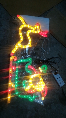 ไฟประดับตกแต่งทำเป็นรูปทรงกวางลากเลื่อน กระพริบมีลูกเล่นต่างๆ ใว้ตกแต่งภายในร้านตัวอาคารให้เป็นจุดเด่นน่าสนใน ขนาดรูปทรงใหญ่ มองเห็นชัด แปลกใหม่ ใช้ไฟ 100 - 220 V. ได้