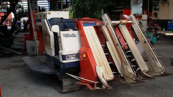 รถเกี่ยวข้าวพร้อมนวดข้าวในตัว แบบนั่งขับ เก่าญี่ปุ่น  KUBOTA  รุ่น  R1-241 เกี่ยวข้าว 3 แถว เครื่องยนต์ดีเซล มีชุดเกี่ยวข้าวล้ม