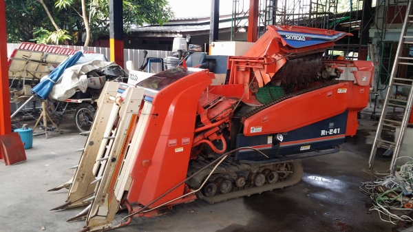 รถเกี่ยวข้าวพร้อมนวดข้าวในตัว แบบนั่งขับ เก่าญี่ปุ่น  KUBOTA  รุ่น  R1-241 เกี่ยวข้าว 3 แถว เครื่องยนต์ดีเซล มีชุดเกี่ยวข้าวล้ม