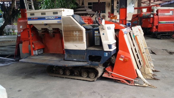รถเกี่ยวข้าวพร้อมนวดข้าวในตัว แบบนั่งขับ เก่าญี่ปุ่น  KUBOTA  รุ่น  R1-241 เกี่ยวข้าว 3 แถว เครื่องยนต์ดีเซล มีชุดเกี่ยวข้าวล้ม