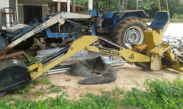 ขายหางขุดติดท้ายรถไถ ของหน่วยงานราชการ พร้อมใช้ สภาพแทบจะไม่ได้ใช้งานเลย