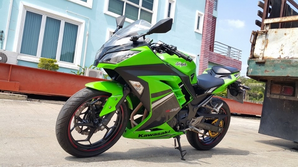 Ninja300 2013 Special Edition วิ่ง 9000 กิโล พร้อมใช้ ต่อรองราคาได้ครับ