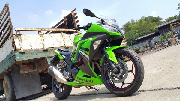 Ninja300 2013 Special Edition วิ่ง 9000 กิโล พร้อมใช้ ต่อรองราคาได้ครับ