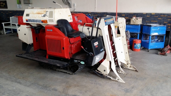 รถเกี่ยวข้าวพร้อมนวดข้าวในตัว แบบนั่งขับ เก่าญี่ปุ่น  YANMAR รุ่น  CA15 เกี่ยวข้าว 2 แถว มีชุดเกี่ยวข้าวล้ม สภาพสวย