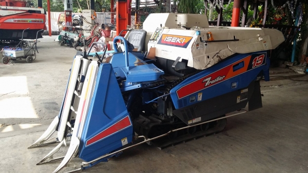 รถเกี่ยวข้าวพร้อมนวดข้าวในตัว แบบนั่งขับ เก่าญี่ปุ่น  ISEKI รุ่น  FRONTIER 13 เกี่ยวข้าว 2 แถว มีชุดสับฟาง  สภาพสวย