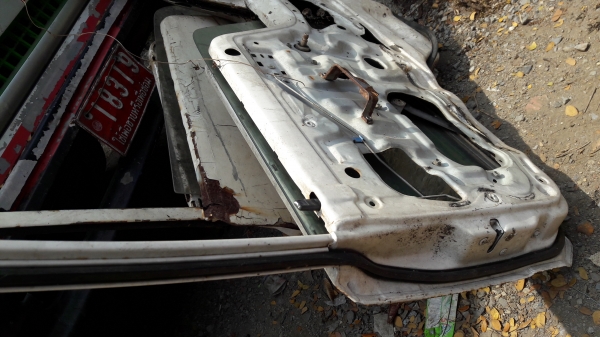 ประตู TOYOTA DYNA หัวเล็กกับสามใบปัด ข้างซ้ายและขวา