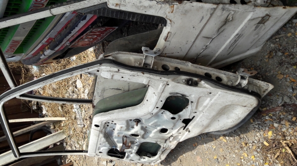 ประตู TOYOTA DYNA หัวเล็กกับสามใบปัด ข้างซ้ายและขวา